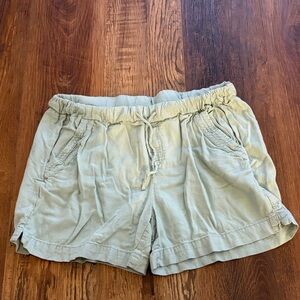 Women’s Lightweight Drawstring Shorts in Light Sage